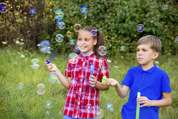 Kinder spielen mit Blasen — Stockfoto