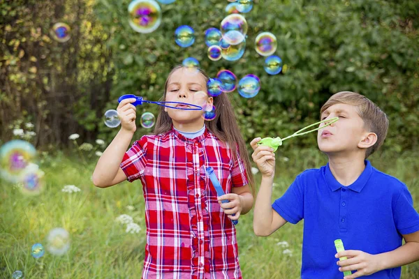 Kinder spielen mit Blasen — Stockfoto