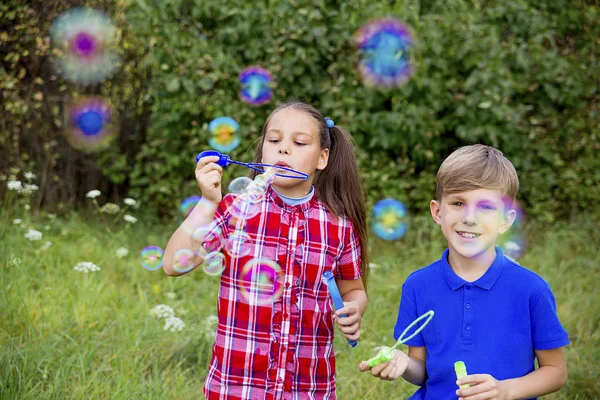 Kinder spielen mit Blasen — Stockfoto