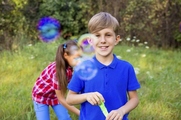 Kinder spielen mit Blasen — Stockfoto