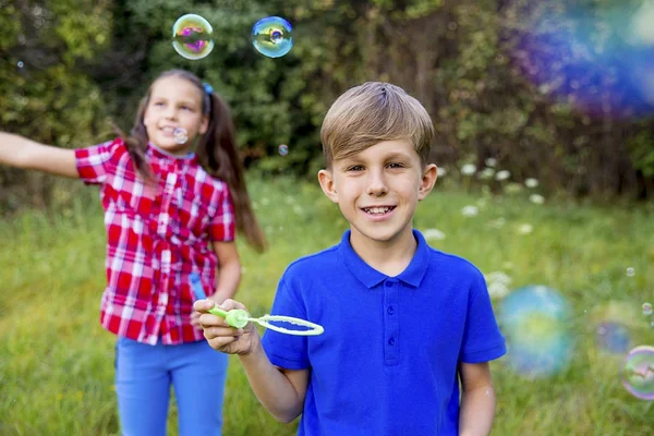 Kinder spielen mit Blasen — Stockfoto