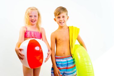 Çocuklar bir plajda