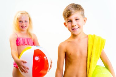 Çocuklar bir plajda