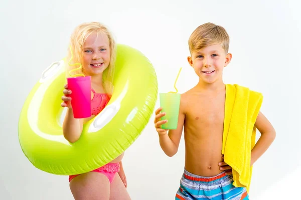 Niños en una playa — Foto de Stock