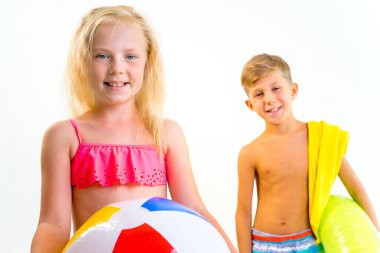 Çocuklar bir plajda