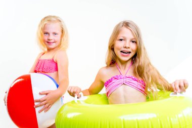 Çocuklar bir plajda