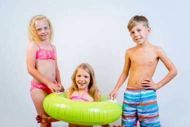 Çocuklar bir plajda