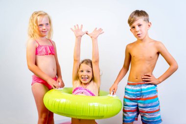 Çocuklar bir plajda