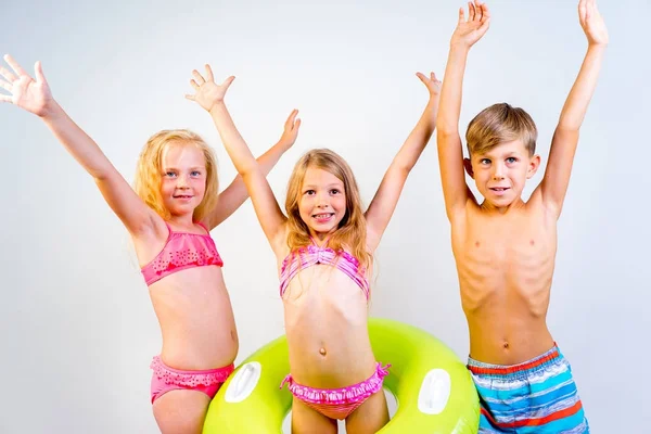 Çocuklar bir plajda