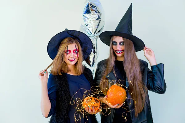 Mensen in kostuums van halloween — Stockfoto