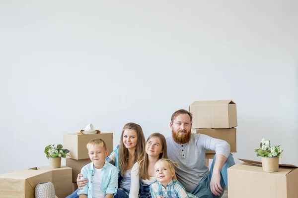 Familie zieht in ein neues Haus — Stockfoto