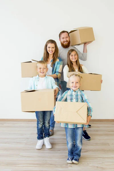 Familie zieht in ein neues Haus — Stockfoto