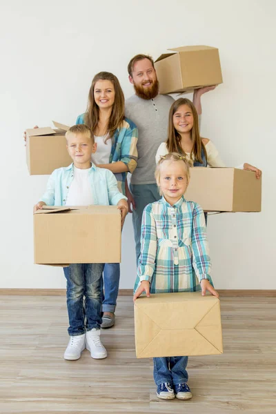 Familie zieht in ein neues Haus — Stockfoto