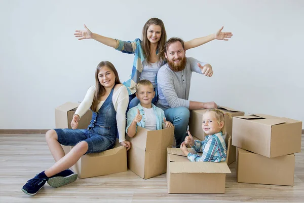 Familie zieht in ein neues Haus — Stockfoto