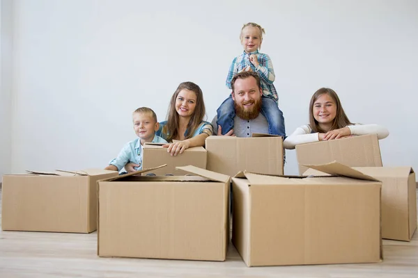Familie zieht in ein neues Haus — Stockfoto