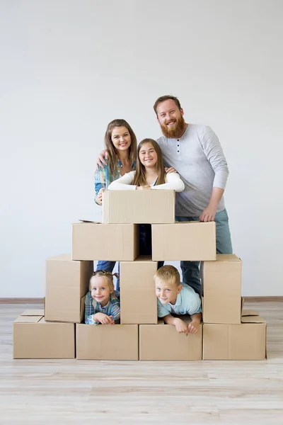 Семья переезжает в новый дом — стоковое фото