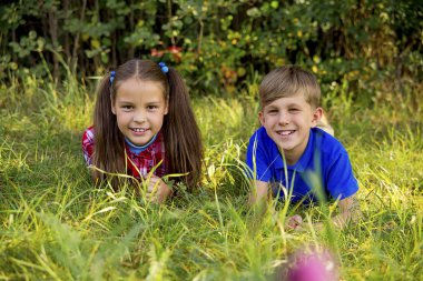 çocuklar parkta oynarken