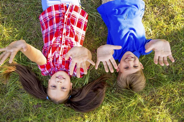 Niños jugando en un parque — Foto de Stock