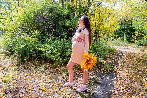 Gravid kvinna i en park — Stockfoto