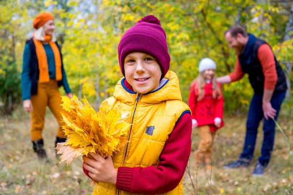 Familia en un parque de otoño — Foto de Stock