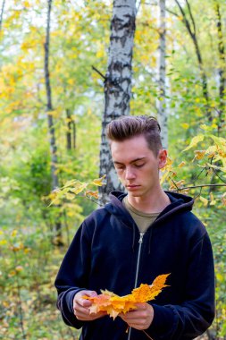 Depresif adam parkta yürüyüş