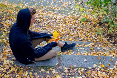 Depresif adam parkta yürüyüş