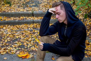 Depresif adam parkta yürüyüş