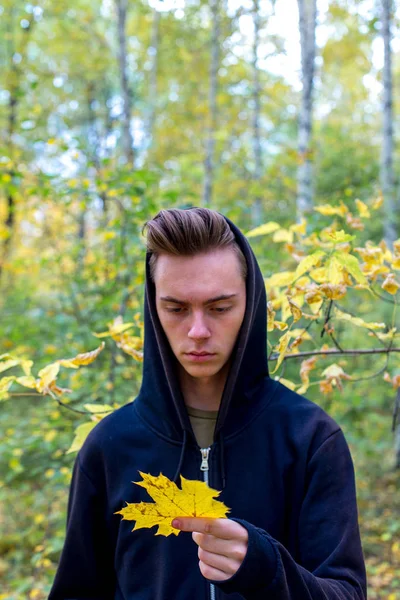 Depresif adam parkta yürüyüş