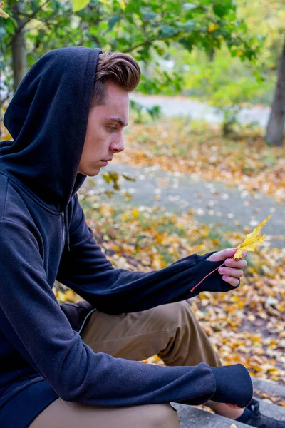 Depresif adam parkta yürüyüş