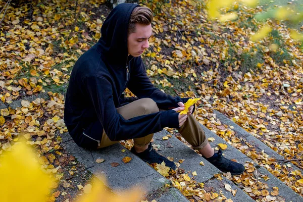 Депрессивный парень, гуляющий в парке — стоковое фото