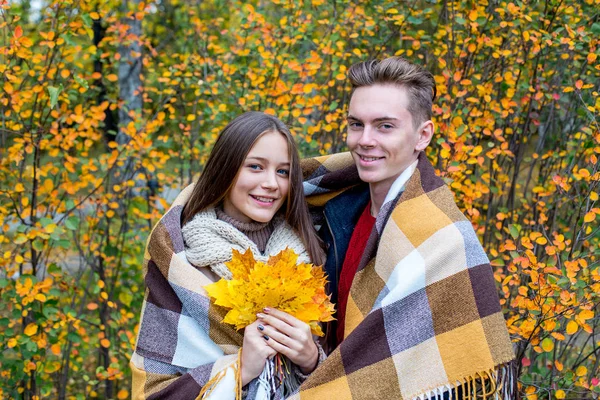 Couple marchant dans un parc d'automne — Photo