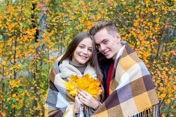 Paar spaziert im Herbstpark — Stockfoto