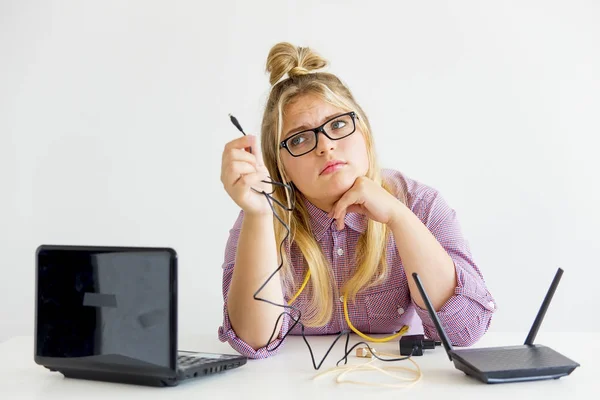 Chica arreglando el router — Foto de Stock