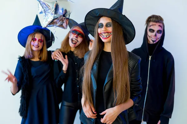 Люди в костюмах на Хэллоуин — стоковое фото