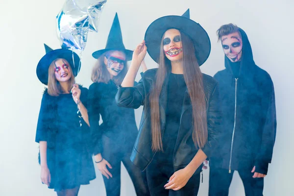 İnsanlar Cadılar Bayramı kostümleri