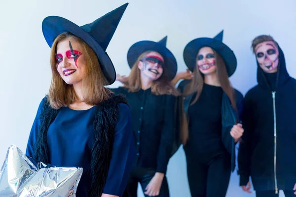 Mensen in kostuums van halloween — Stockfoto