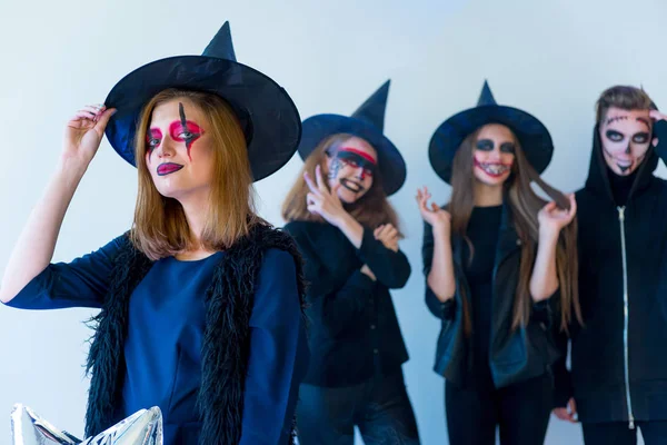 İnsanlar Cadılar Bayramı kostümleri — Stok fotoğraf