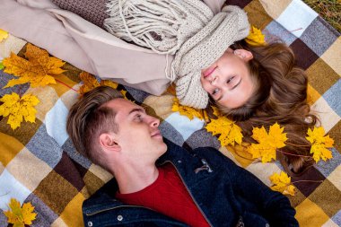 Bir sonbahar Park'ta yürüyordunuz Çift