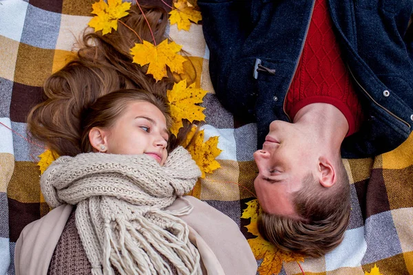 Passeggiate di coppia in un parco autunnale — Foto Stock