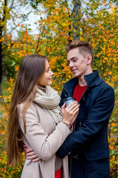 Couple marchant dans un parc d'automne — Photo