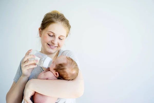 Madre sta nutrendo il suo bambino — Foto Stock