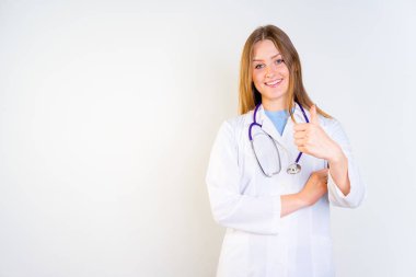 Onun ofisinde kadın çocuk doktoru