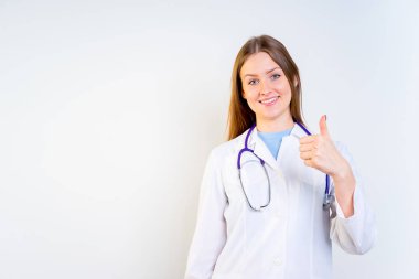 Onun ofisinde kadın çocuk doktoru