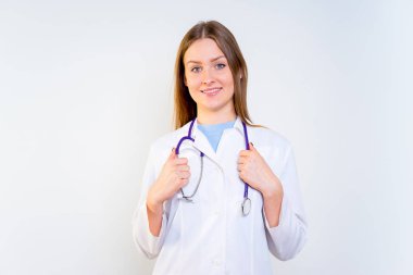 Onun ofisinde kadın çocuk doktoru