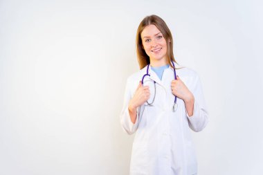 Onun ofisinde kadın çocuk doktoru