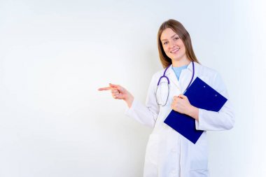 Onun ofisinde kadın çocuk doktoru