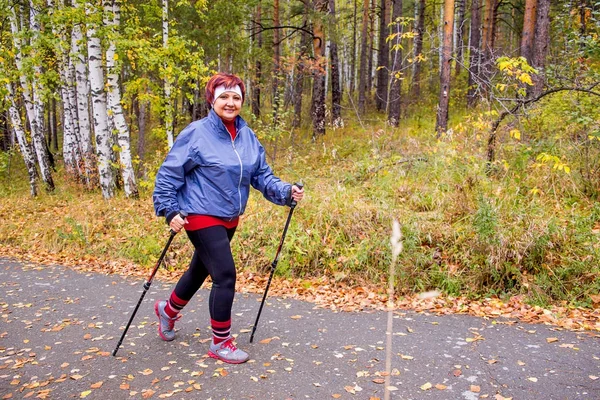 Seniorin beim Nordic Walking — Stockfoto