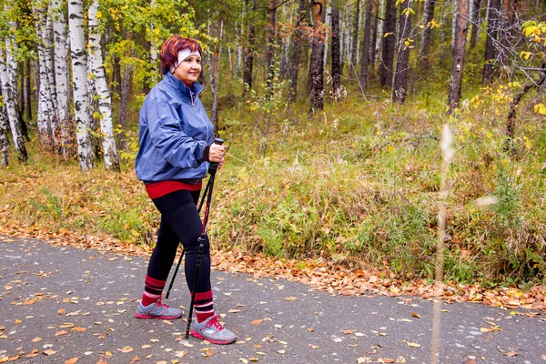 Senior dame nordic-walking — Stockfoto
