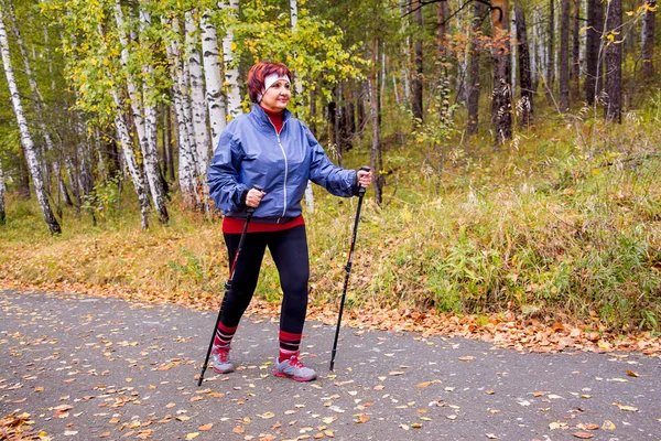 Senior dame nordic-walking — Stockfoto