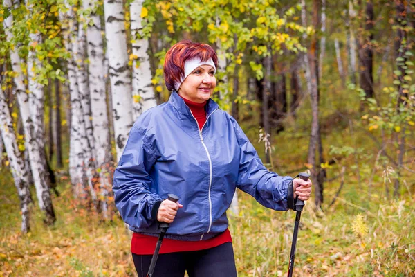 Seniorin beim Nordic Walking — Stockfoto